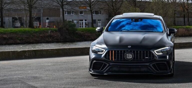 Vooraanzicht van de Mercedes GT63 AMG BRABUS 700 supercar