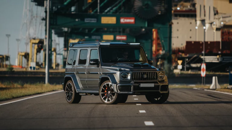 Een vooraanzicht van de Mercedes-AMG G63 BRABUS in de Antwerpse Haven.