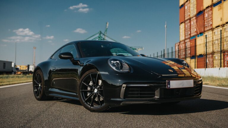 Vooraanzicht van de Porsche Carrera 992 in de Antwerpse Haven.