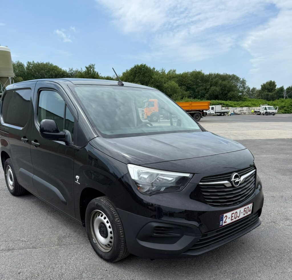 Vooraanzicht van een zwarte Opel Combo