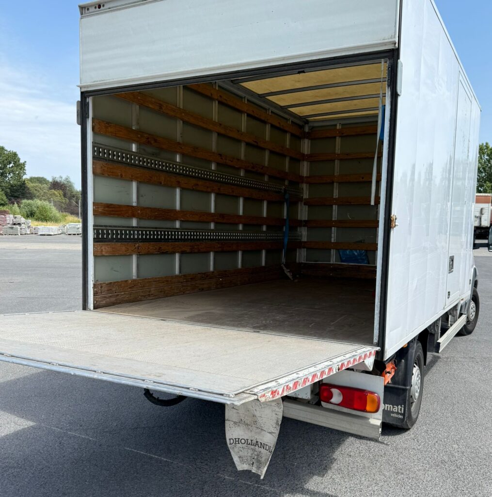 Achteraanzicht van de Peugeot Verhuiswagen huurauto met laadklep