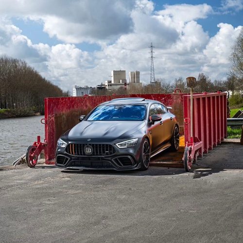 Een foto van de supercar Mercedes GT63 AMG BRABUS 700 aan het water in Antwerpen.