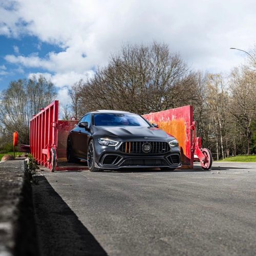 Een vooraanzicht van de Mercedes GT63 AMG BRABUS 700