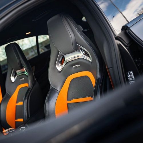 Een foto van het interieur met Brabus elementen van de Mercedes GT63 AMG BRABUS 700 die je kan huren