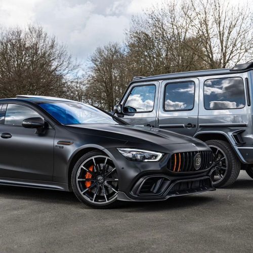 De Mercedes-AMG G63 BRABUS & Mercedes GT63 AMG BRABUS 700 huurauto's samen op één foto.