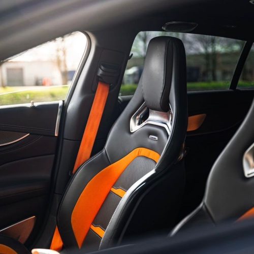 Een foto van het interieur met Brabus elementen van de Mercedes GT63 AMG BRABUS 700 die je kan huren in de regio Antwerpen, Gent & West-Vlaanderen.