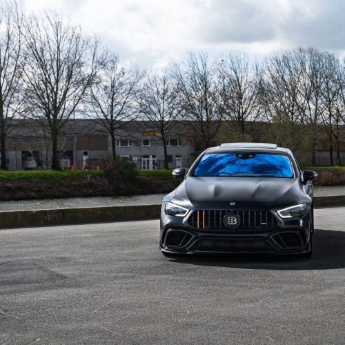 Een foto van de voorkant van de supercar Mercedes GT63 AMG BRABUS 700 huurauto op een grijze druilerige dag in Antwerpen.