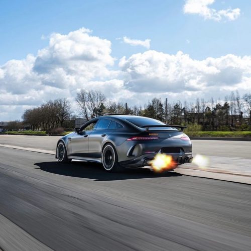 Een foto van de achterkant van de Mercedes GT63 AMG BRABUS 700 huurauto met knallende uitlaten.