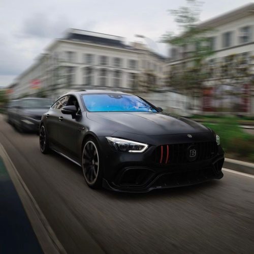 Een foto van de voorkant van de Mercedes GT63 AMG BRABUS 700 in actie.