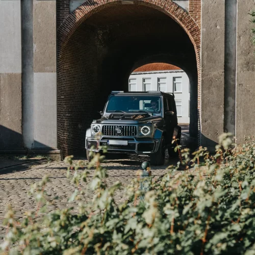 Vooraanzicht van de Mercedes-AMG G63 BRABUS huurwagen.