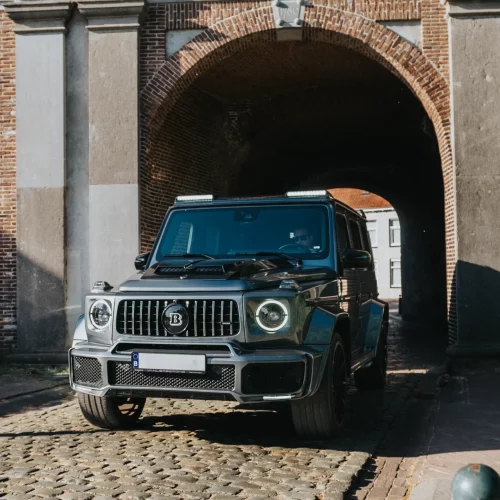 Vooraanzicht van de Mercedes-AMG G63 BRABUS die je kan huren in de regio Antwerpen, Gent & West-Vlaanderen.