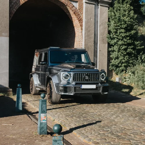 Een foto van de voorkant van de Mercedes-AMG G63 BRABUS in de stad Gent.