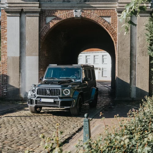Een foto van de voorkant van de Mercedes-AMG G63 BRABUS