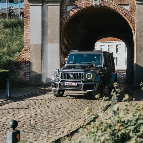 Vooraanzicht van de Mercedes-AMG G63 BRABUS huurauto