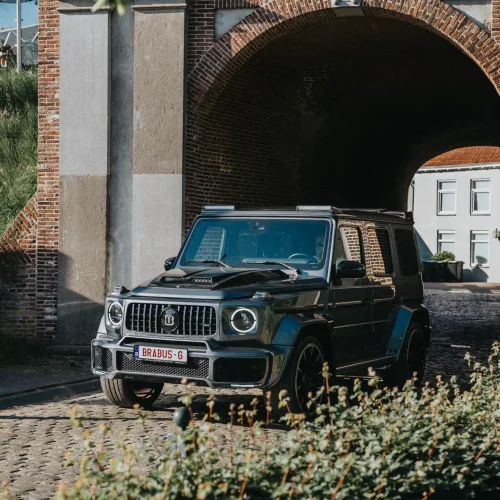 Vooraanzicht van de Mercedes-AMG G63 BRABUS huurauto