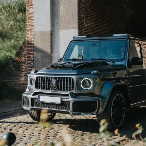 Een foto van de voorkant van de Mercedes-AMG G63 BRABUS huurauto