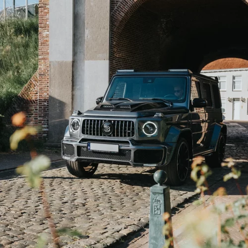 Een foto van de Mercedes-AMG G63 BRABUS in de stad.