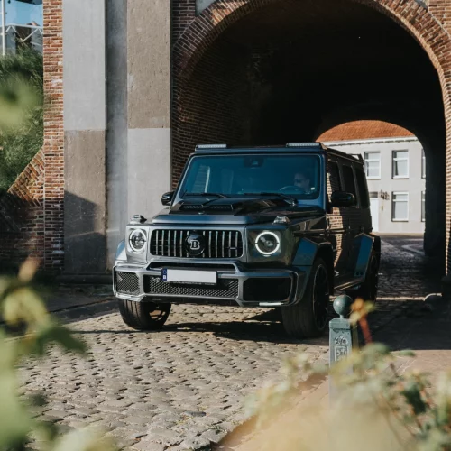 Vooraanzicht van de Mercedes-AMG G63 BRABUS huurwagen.