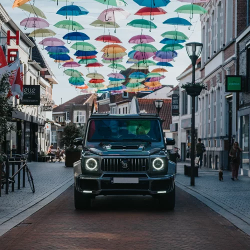 Een vooraanzicht van de Mercedes-AMG G63 BRABUS in de stad.