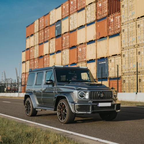 Een zijaanzicht van de Mercedes-AMG G63 BRABUS huurauto.