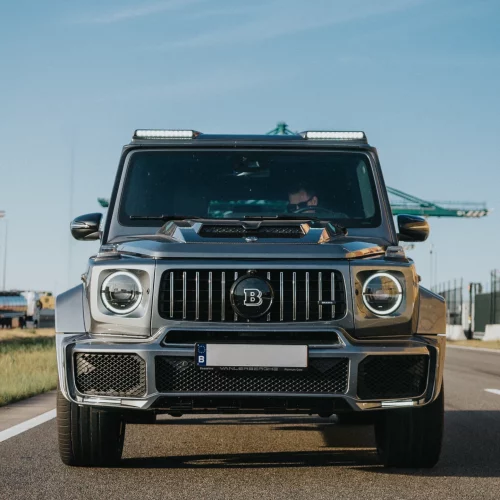 Een foto van de voorkant van de Mercedes-AMG G63 BRABUS