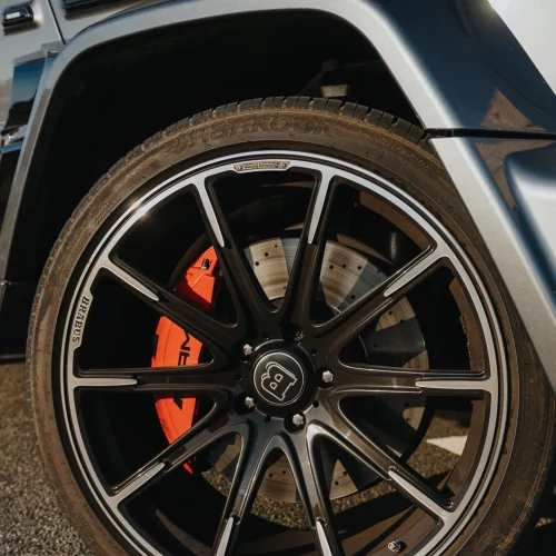 Een detail van de BRABUS velgen & rode AMG remklauwen van de Mercedes-AMG G63 BRABUS huurauto