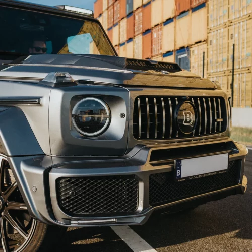 Een foto van de voorkant & grill van de Mercedes-AMG G63 BRABUS met opvallende Brabus elementen.