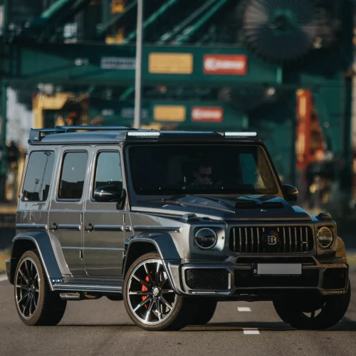 Een foto van de voorkant van de Mercedes-AMG G63 BRABUS huurauto