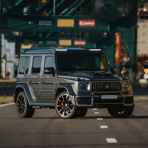 Een vooraanzicht van de Mercedes-AMG G63 BRABUS in de Antwerpse Haven.
