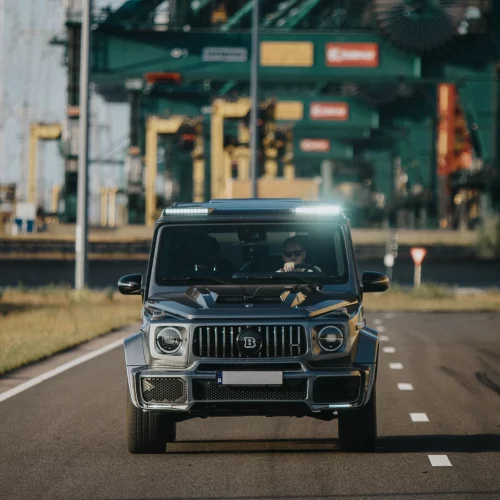 Een foto van de voorkant van de Mercedes-AMG G63 BRABUS huurauto