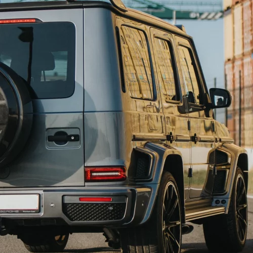 Een foto van de achterkant van de Mercedes-AMG G63 BRABUS huurauto