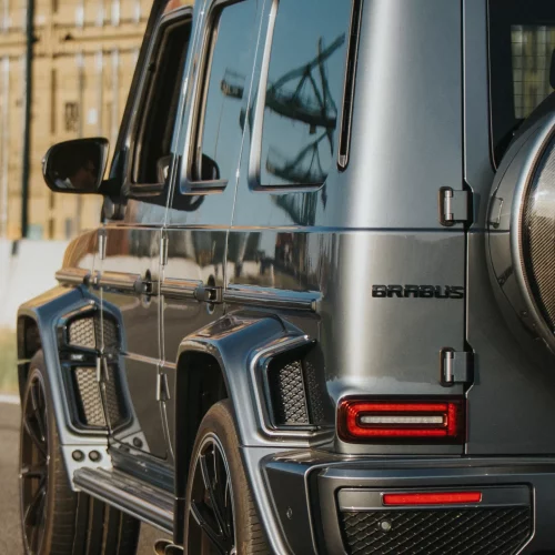 De achterkant van de Mercedes-AMG G63 BRABUS die je kan huren in de regio Antwerpen, Gent & West-Vlaanderen.