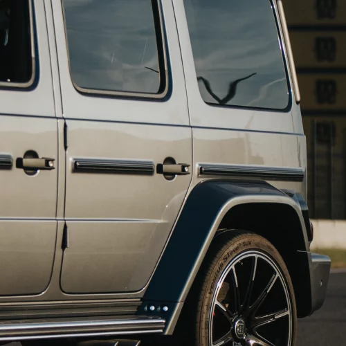 Zijkaanzicht van de Mercedes-AMG G63 BRABUS huurauto