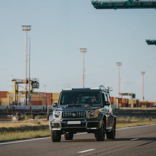 Een foto van de Mercedes-AMG G63 BRABUS op de weg in de Antwerpse Haven.