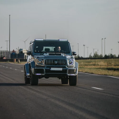 Een foto van de Mercedes-AMG G63 BRABUS op de snelweg in Antwerpen.