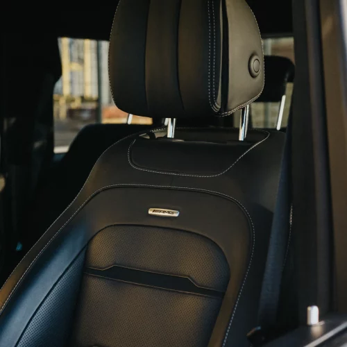 Een foto van het interieur van de Mercedes-AMG G63 BRABUS huurauto.