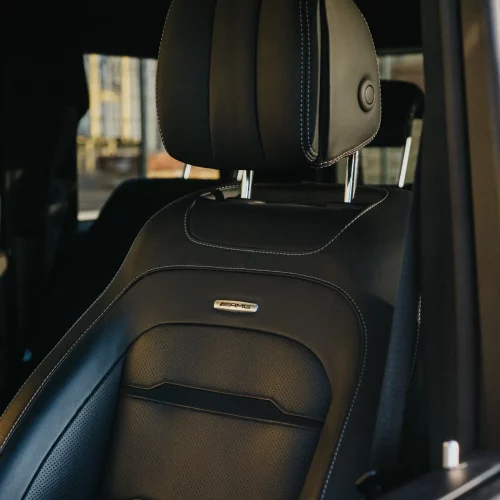 Een foto van het AMG interieur van de Mercedes-AMG G63 BRABUS huurwagen.