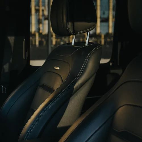 Een foto van het interieur van de Mercedes-AMG G63 BRABUS huurwagen.