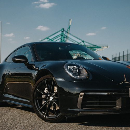 Een vooraanzicht van de Porsche Carrera 992 in België.