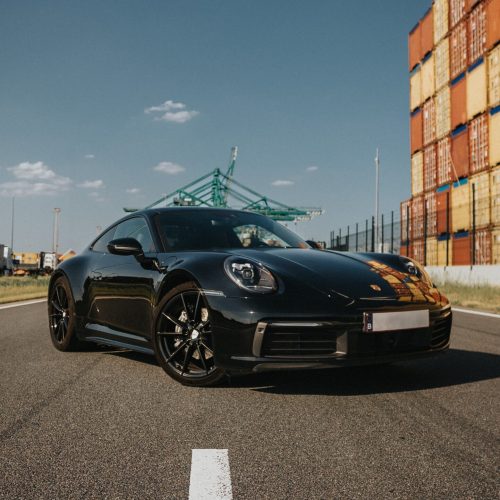 Een vooraanzicht van de Porsche Carrera 992 in de Antwerpse Haven.