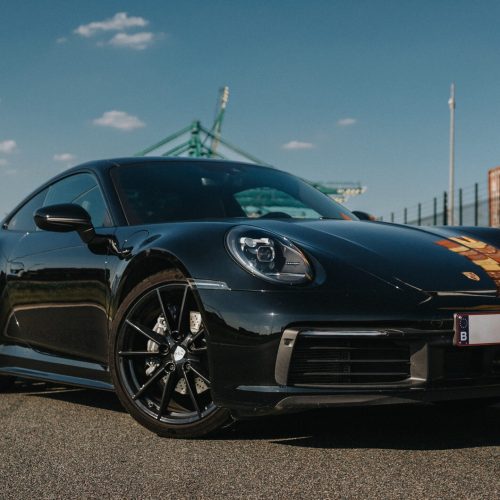 Een vooraanzicht van de Porsche Carrera 992 in Antwerpen.