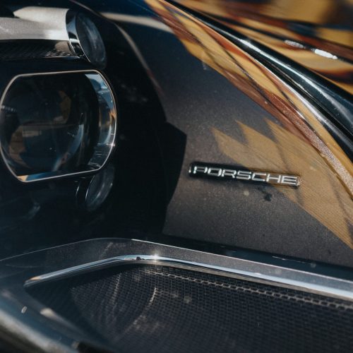 Een foto van de koplampen in detail van de Porsche Carrera 992