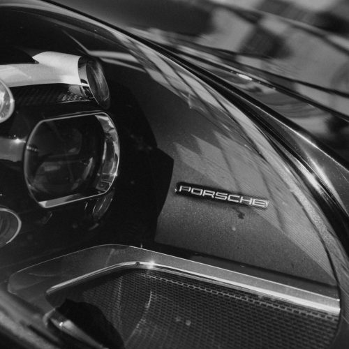 Een ingezoomde foto van de koplampen van de Porsche Carrera 992
