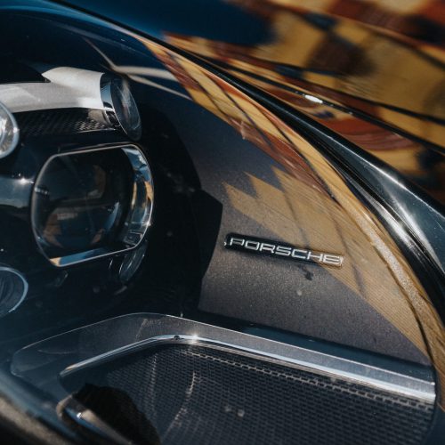 Een foto van de koplampen in detail van de Porsche Carrera 992