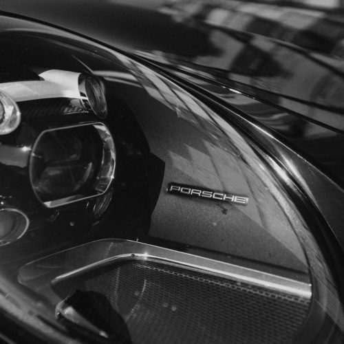 Een foto van de koplampen van de Porsche Carrera 992