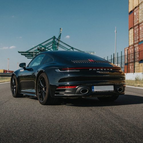 Een achteraanzicht van de Porsche Carrera 992 in de dokken.