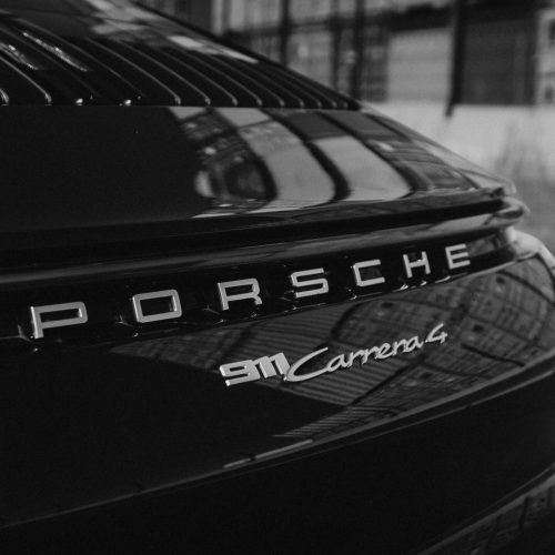 Een foto van de achterkant van de Porsche Carrera 992 huurauto