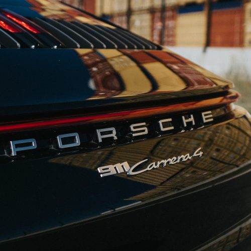 Een foto van de achterkant van de Porsche Carrera 992