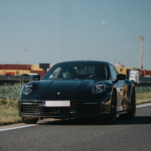 Een foto van de voorkant van de Porsche Carrera 992 huurauto