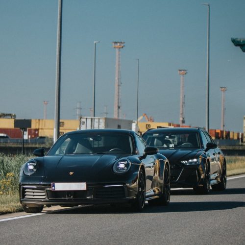 Een foto van de Porsche Carrera 992 & Audi RS6 samen.
